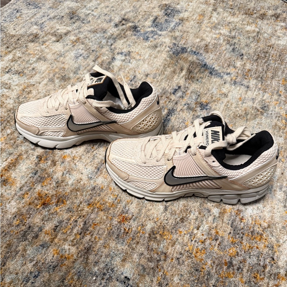 Nike Zoom Vomero 5 COR. NWT. Never worn. Size 7